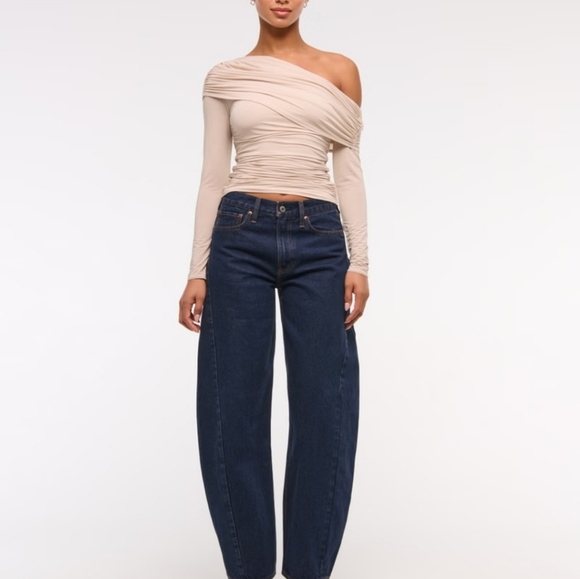 The It Jean: Abercrombie Mid-Rise Barrel Leg - So Chic! - Picture 6 of 8